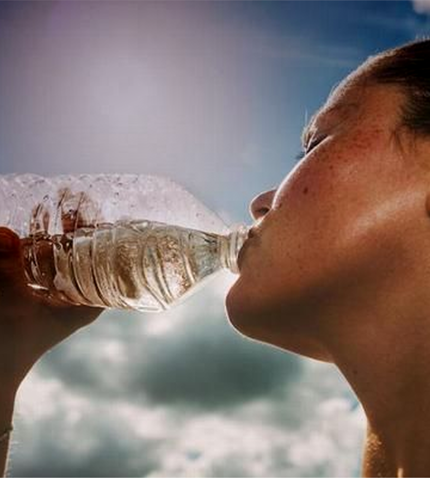 Persona hidratándose con Liquid I.V.® durante el ejercicio al aire libre en España 